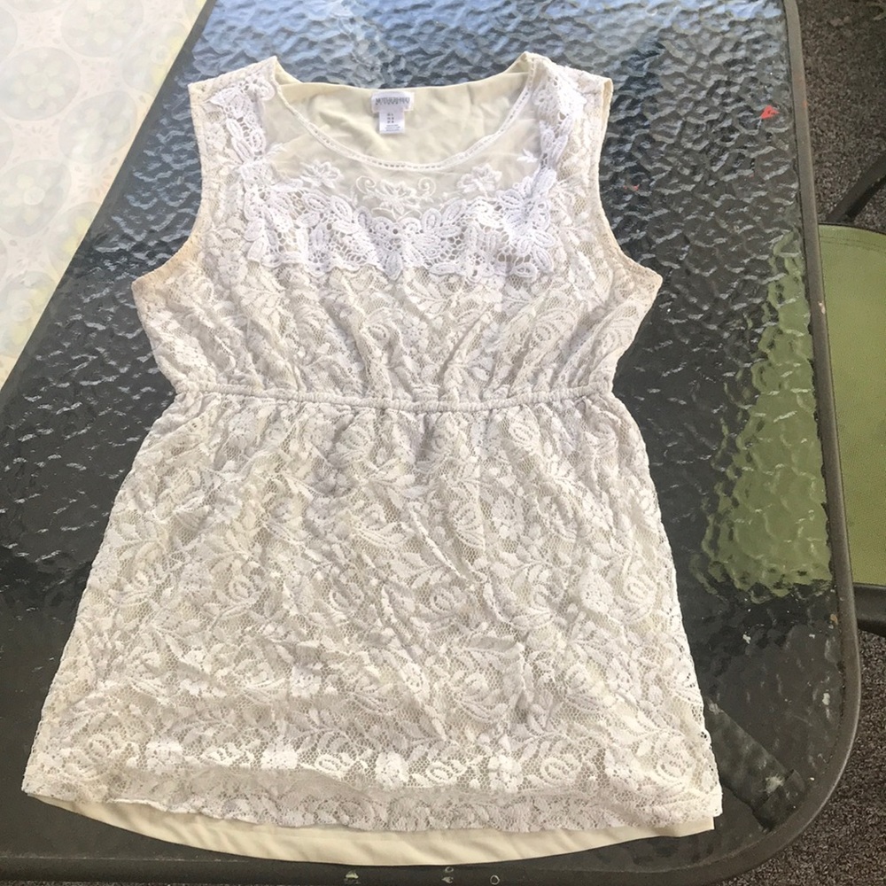 White lace with lining maternity sleeveless top
